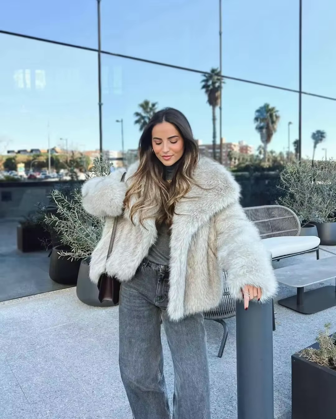 Oversized_Faux_Fur_Coat_in_Soft_Grey_with_Wide_Lapels2