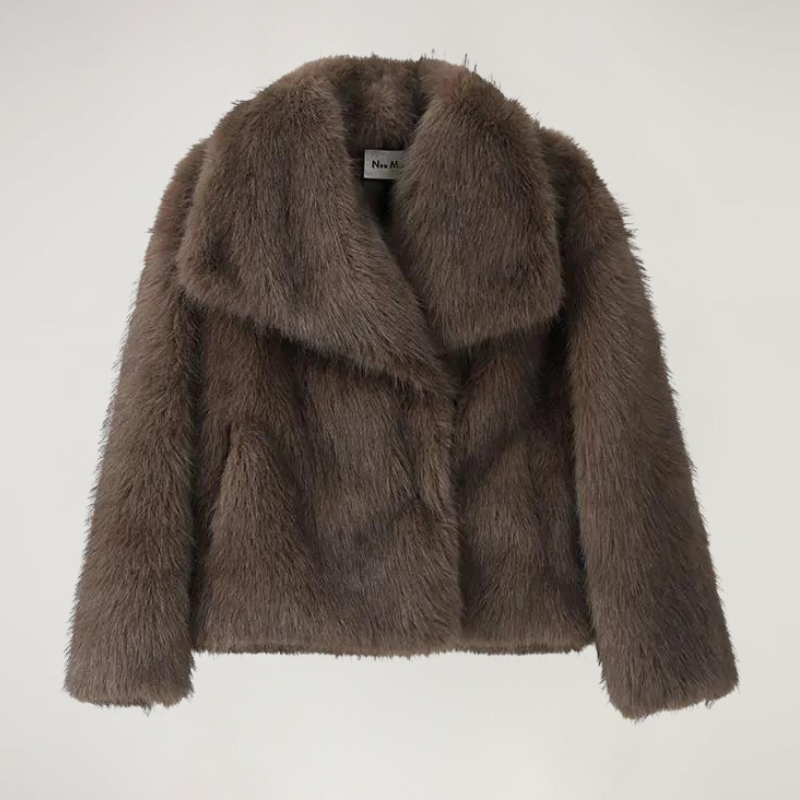 Oversized_Faux_Fur_Coat_in_Soft_Grey_with_Wide_Lapels7