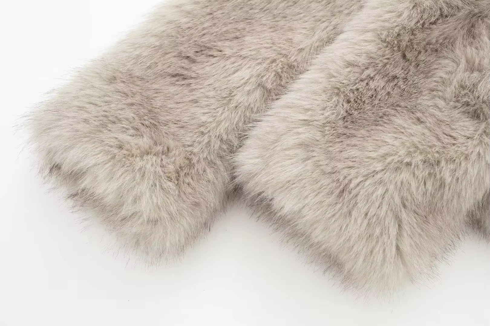 Oversized_Faux_Fur_Coat_in_Soft_Grey_with_Wide_Lapels8