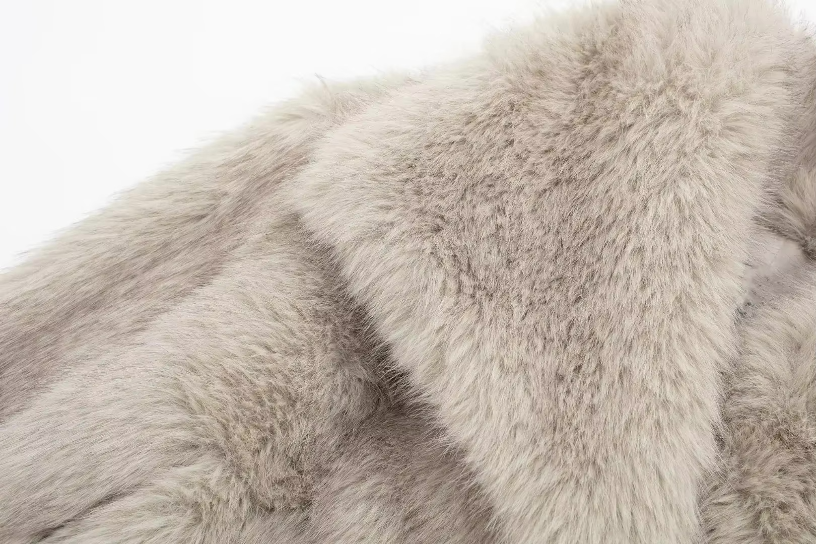 Oversized_Faux_Fur_Coat_in_Soft_Grey_with_Wide_Lapels9