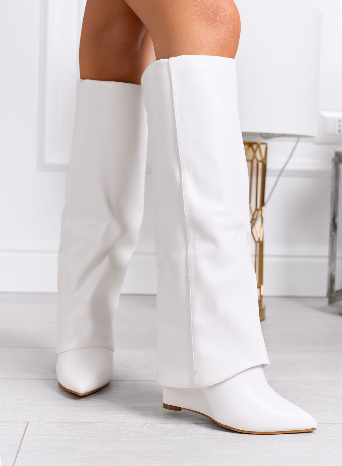 white-pointed-knee-high-boots-wedge-minimal-chic2